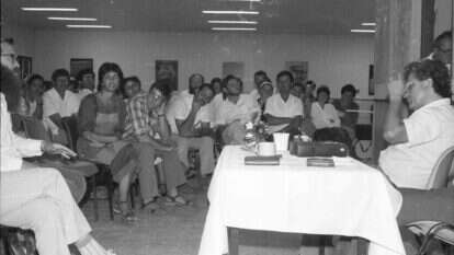 על שולחן הסופרים מונחים לא רק רגשות אלא גם דילמות מוסריות. שיחה של א"ב יהושע עם תושבי עפרה, ספטמבר 1983. | ארכיון עפרה