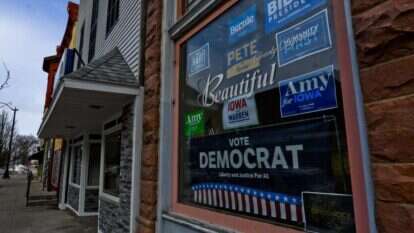שלטי המועמדים הדמוקרטים בחלון חנות באייווה. | EPA