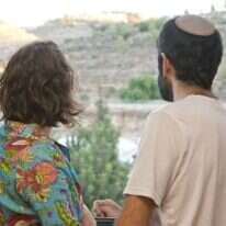 עוסק בקשיי הרווקות המאוחרת. אילוסטרציה