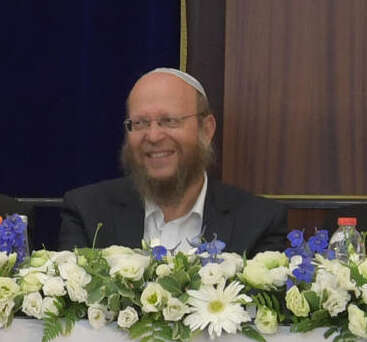 שיחק כדורגל עם הילדים.
האב, הרב יאיר גזבר. | עמוס בן גרשום, לע"מ 25/5/2017 שיחק כדורגל עם הילדים.
האב, הרב יאיר גזבר. | עמוס בן גרשום, לע"מ 25/5/2017