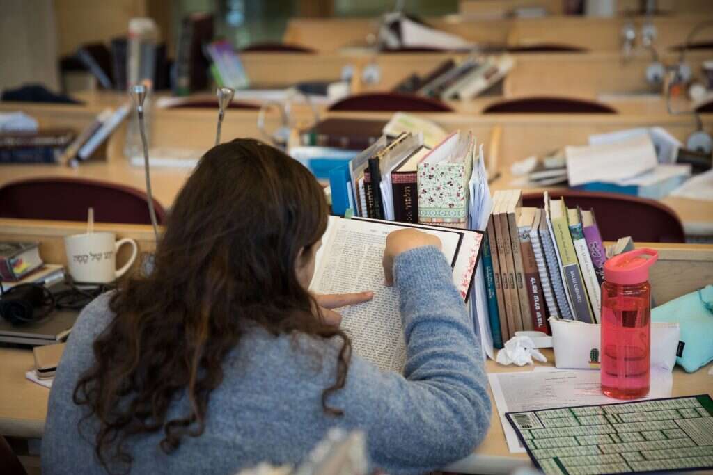 שינויים בתא המשפחתי. אישה לומדת גמרא. | הדס פרוש, פלאש 90 שינויים בתא המשפחתי. אישה לומדת גמרא. | הדס פרוש, פלאש 90