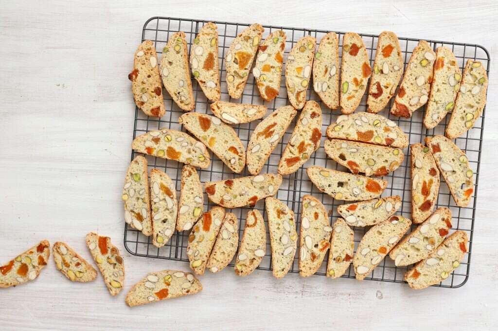 ביסקוטי שקדים ומשמשים. | אפרת ליטנשטט