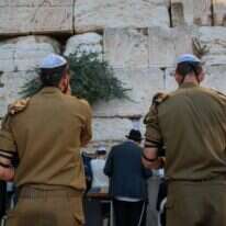 חיילים בכותל המערבי. | אורן בן חקון