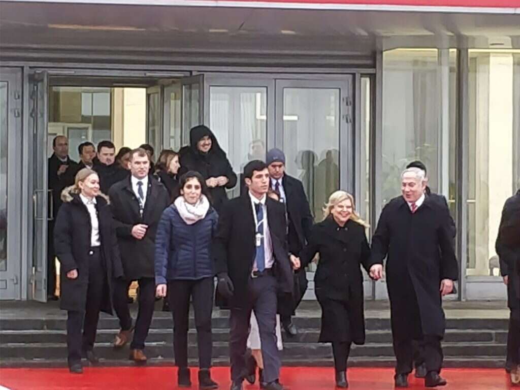 ראש הממשלה ורעייתו נפגשים בשדה עם נעמה יששכר ואמה. | הודיה כריש-חזוני