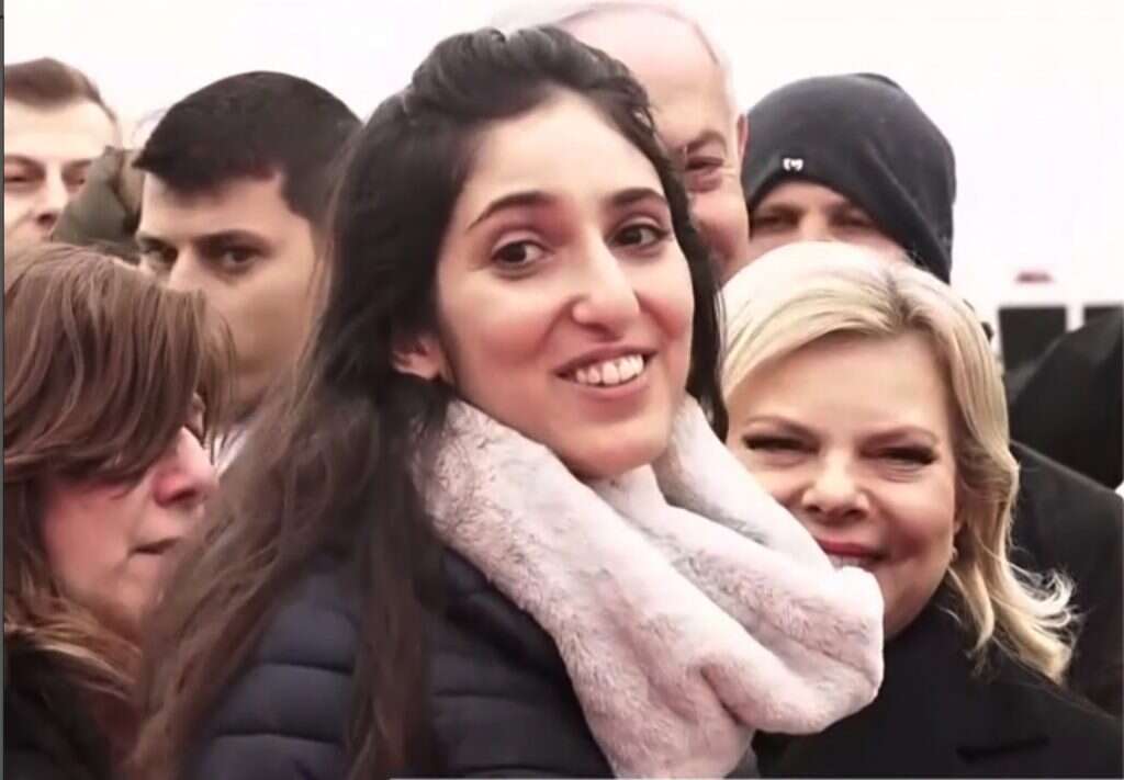 נעמה יששכר ביום השחרור, עם רה"מ ורעייתו. | מסך חדשות 13