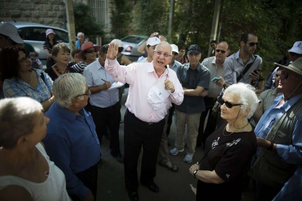 זיכרונות ממנהיגי היישוב וממשחקי הכדורגל עם המרידורים. בן השכונה, נשיא המדינה ראובן ריבלין, בסיור ברחובות רחביה. | יונתן זינדל, פלאש 90