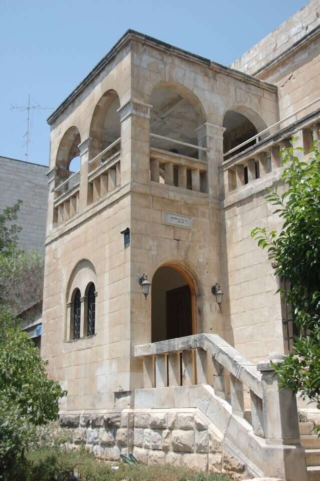 על תואר הבכורה. בית חבצלת. | Sir kiss