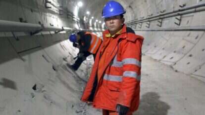 עובדים סינים ברכבת הקלה בפתח-תקווה. אילוסטרציה. למצולמים אין קשר לכתבה. | גדעון מרקוביץ