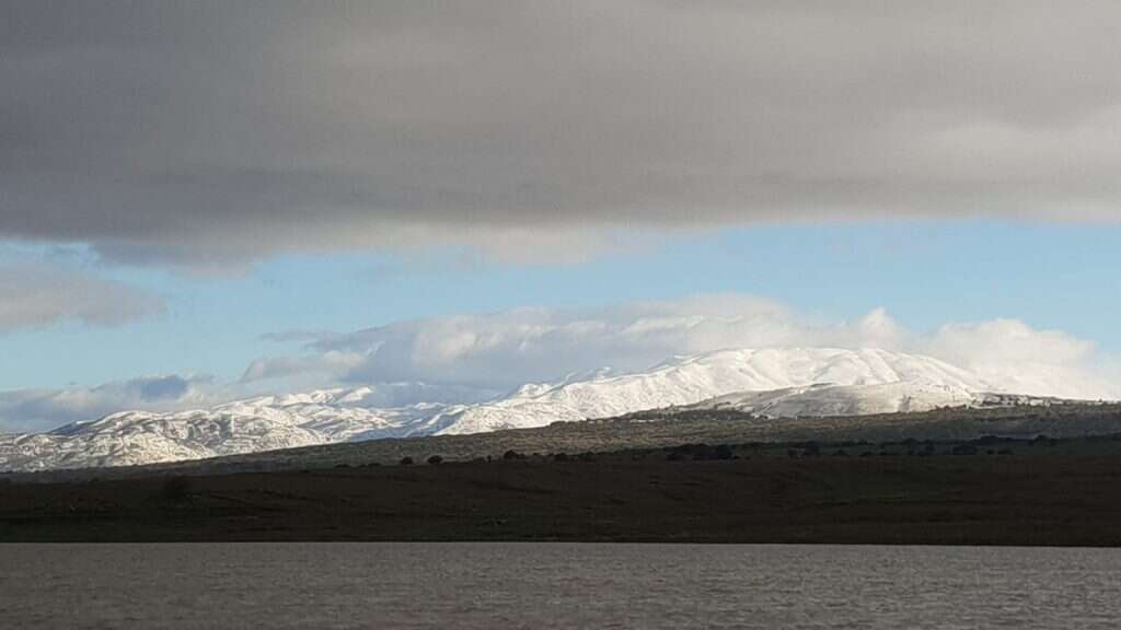 החרמון, הר דוב והחרמונית, מבט ממאגר עורבים. | יהודה ויינברג