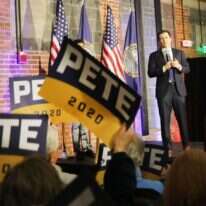 המועמד לנשיאות הדמוקרטי פיט בוטיג'ג' נואם מול קהל בניו המפשייר. | AFP