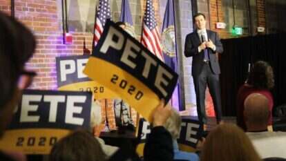 המועמד לנשיאות הדמוקרטי פיט בוטיג'ג' נואם מול קהל בניו המפשייר. | AFP