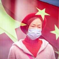 תושבת גוואנגג'ואו בסין במסכה. | EPA