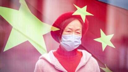 תושבת גוואנגג'ואו בסין במסכה. | EPA