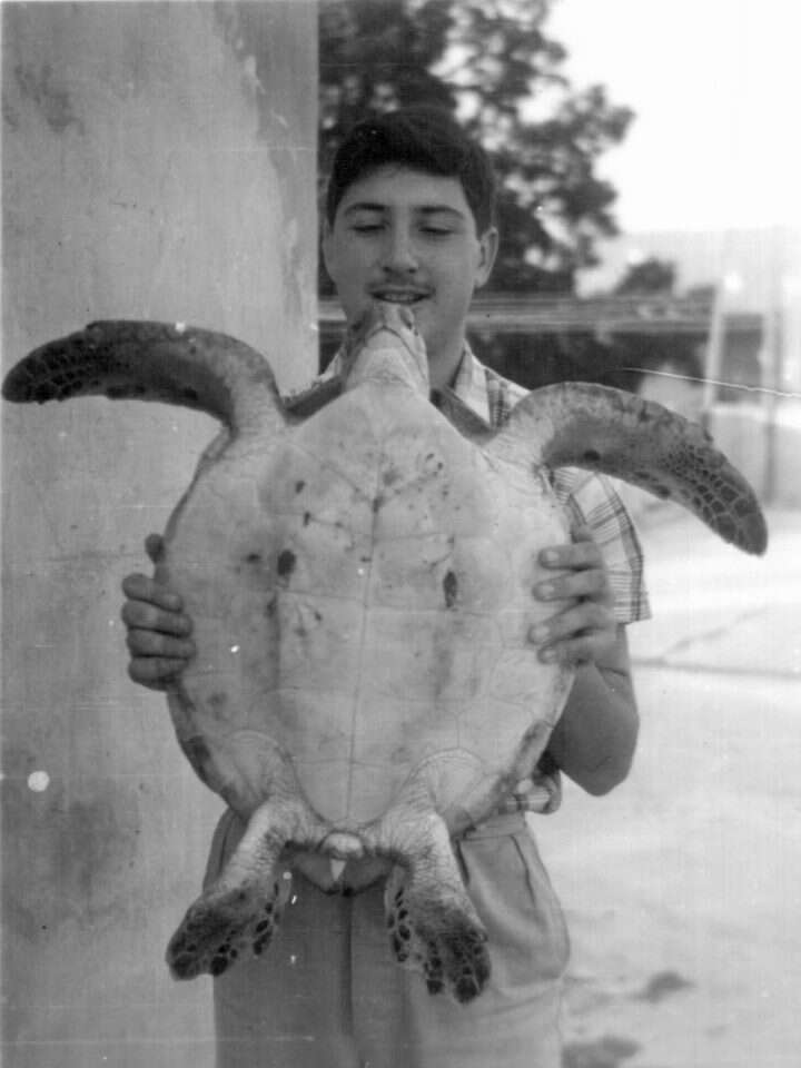 במרחבי המושב הפתוחים הוא פיתח יחס ייחודי לבעלי חיים. איתן צ'רנוב וחבר. | באדיבות אוריאל ספריאל