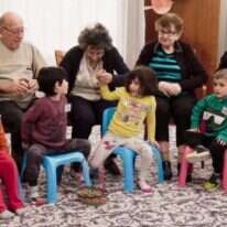 "נחמד שבאים לבלות עם זקנים, אבל בסוף מישהו צריך להחליף את המצעים". מתוך התוכנית " 80 וארבע". | מסך מתוך התוכנית שמונים וארבע, כאן 11 "נחמד שבאים לבלות עם זקנים, אבל בסוף מישהו צריך להחליף את המצעים". מתוך התוכנית " 80 וארבע". | מסך מתוך התוכנית שמונים וארבע, כאן 11