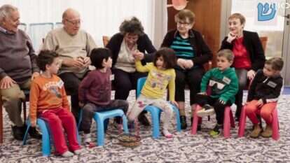 "נחמד שבאים לבלות עם זקנים, אבל בסוף מישהו צריך להחליף את המצעים". מתוך התוכנית " 80 וארבע". | מסך מתוך התוכנית שמונים וארבע, כאן 11