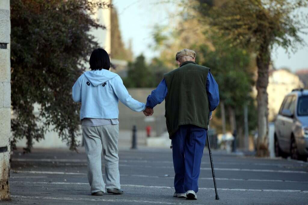 "את שדותינו מעבדים התאילנדים, את  בתינו בונים הסינים, ובהורינו מטפלים הפיליפינים". אילוסטרציה. | יוסי זמיר, פלאש 90 סועדים