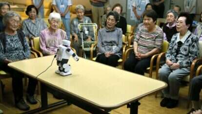 סועדים ומתזכרים את הזקן לקחת כדורים. רובוטים עם קשישים בביח אבות ביפן. | גטי אימג'ס סועדים ומתזכרים את הזקן לקחת כדורים. רובוטים עם קשישים בביח אבות ביפן. | גטי אימג'ס