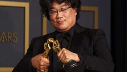 משחק בדמויות כמו כלי משחק. בונג ג'ון הו, במאי הסרט "פרזיטים", בטקס האוסקרים. | EPA