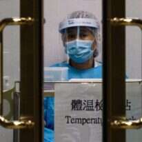 עובדת בבית חולים בהונג קונג לבושה בבגדי מגן לקראת טיפול בחולים. | AFP