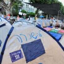 הרומן מציג את שני צדי המטבע ביחס למחאה החברתית - נחיצותה אבל גם נלעגותה. מחאת האוהלים בשדרות רוטשילד, 2011. | שאטרסטוק