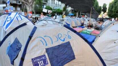 הרומן מציג את שני צדי המטבע ביחס למחאה החברתית - נחיצותה אבל גם נלעגותה. מחאת האוהלים בשדרות רוטשילד, 2011. | שאטרסטוק