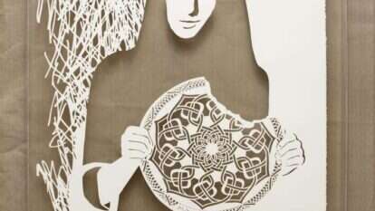 מסכתות התלמוד מתוארות בספר בהתאם למסע חייה, על פרקי החושך והאור, האכזבות והתקוות. נעמי שפירא, "שלום שלום לרחוק ולקרוב", מגזרת נייר, 2017