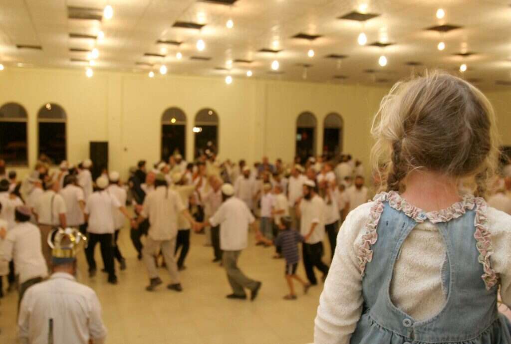 הכנסת ספר תורה ביצהר. | מירי צחי