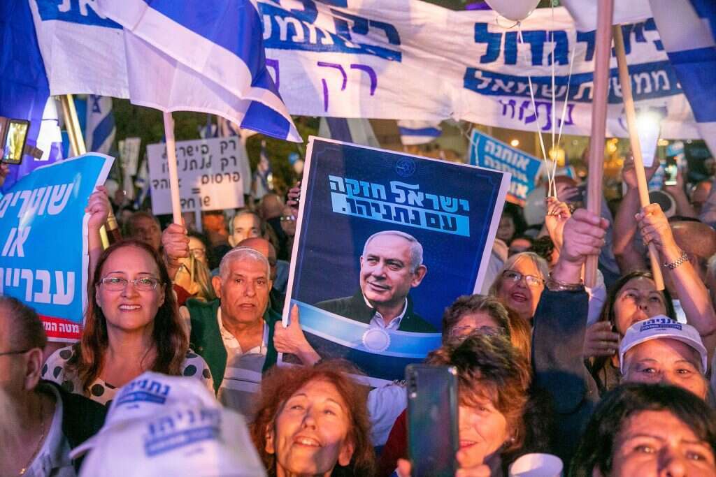 "החסינות היא כבר מזמן לא של נתניהו, היא של הציבור שמאמין בו". הפגנת תמיכה בנתניהו ברחבת מוזיאון תל־אביב. | יוסי אלוני