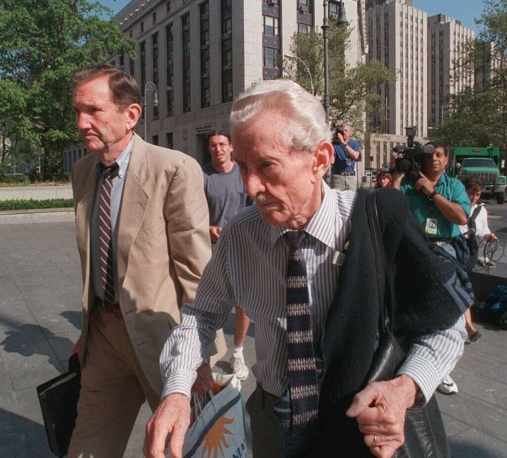 "אשתי אומרת לי, 'אתה תמיד מטיף שעלינו לאהוב את העם היהודי'". ריימר בדרכו לבית המשפט בניו־יורק, 1998. | AP