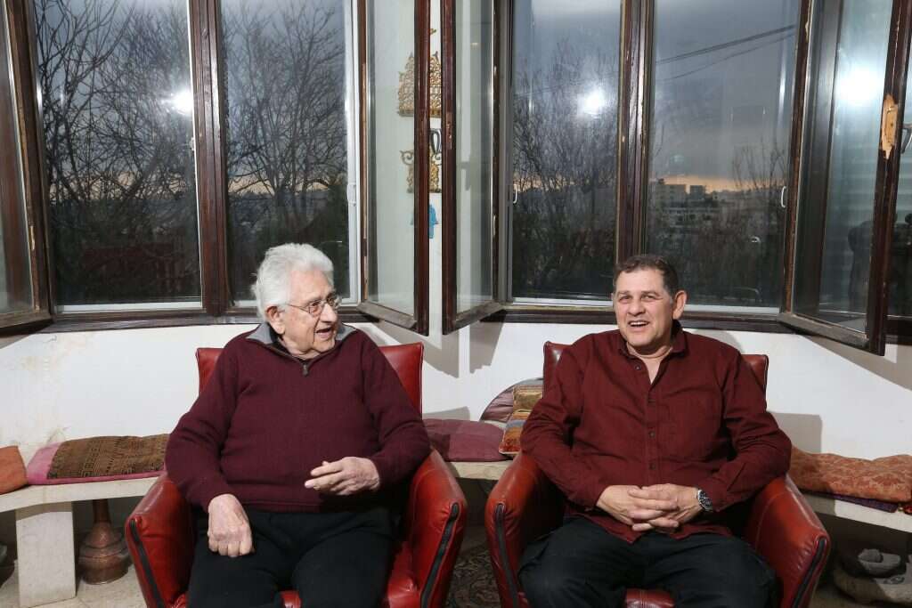 חד כתער וחד־משמעי, בסלון המרווח שמשקיף על העיר חברון. בועז ואליקים העצני. | מרים צחי