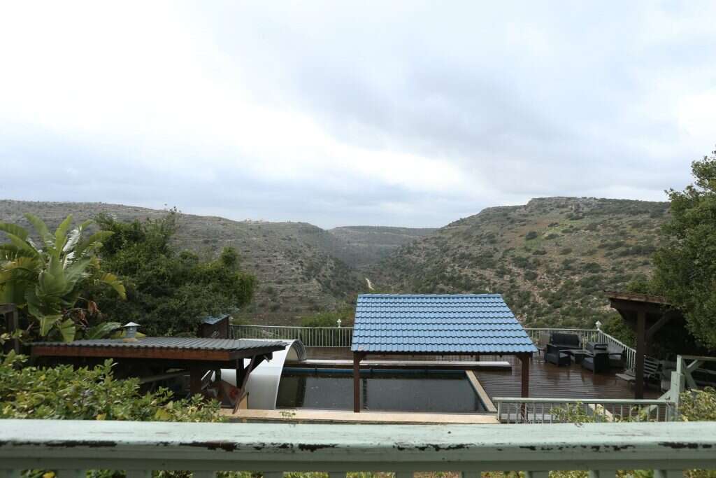 הנוף בחוות־יאיר. | מרים צחי