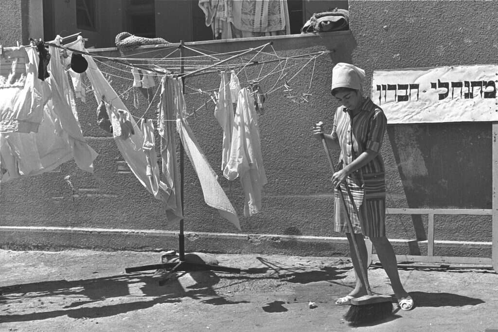 "אדמה היא הבסיס של הכול". טובה פליקס, מראשוני היישוב היהודי המתחדש בחברון, בחצר ביתה. | משה מילנר, לע"מ