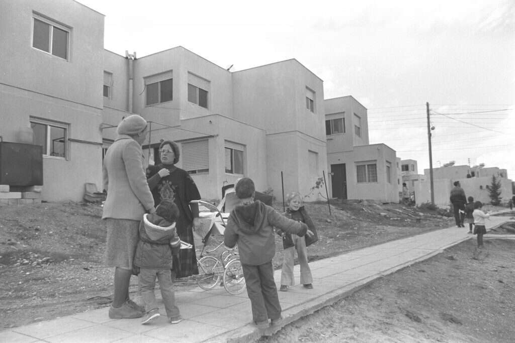 שום דבר לא היה כאן. טרשים, אבנים, חור־חור. פסגות, 1983. | נתי הרניק, לע"מ