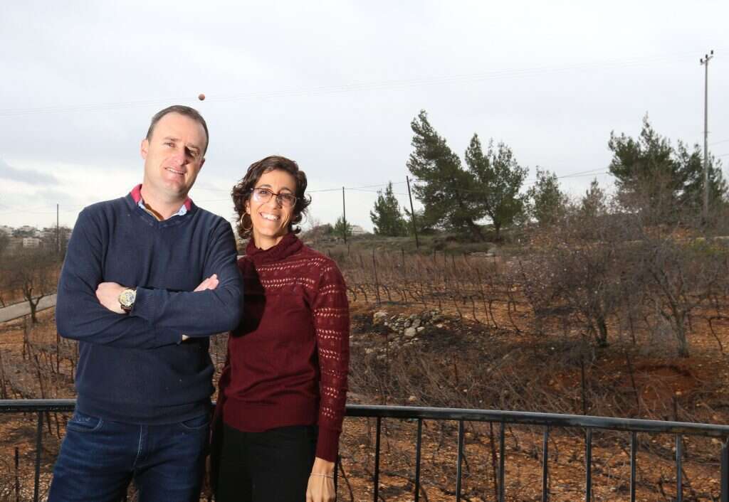 "צריך לזכור מדוע אנחנו כאן ולשם מה אנחנו כאן. ולְמה אנחנו שייכים. בשביל מה אנחנו חיים". יעקב ונעמה ברג. | מרים צחי