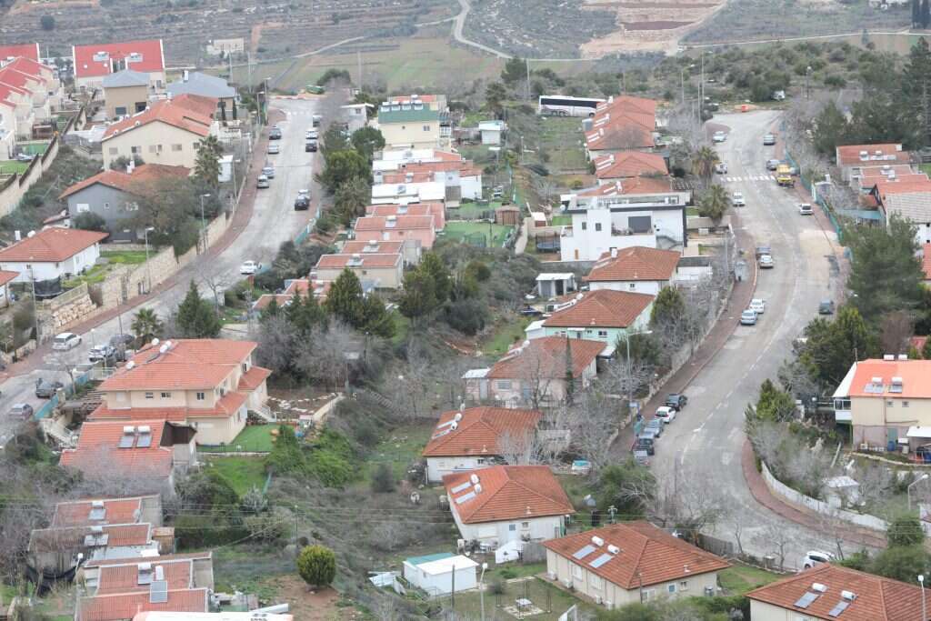 הניצחון מובהק, חקוק בערים על ההרים. עלי. | מרים צחי