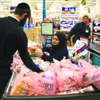 עובדות ולקוח בסניף רמי לוי בירושלים. | AFP