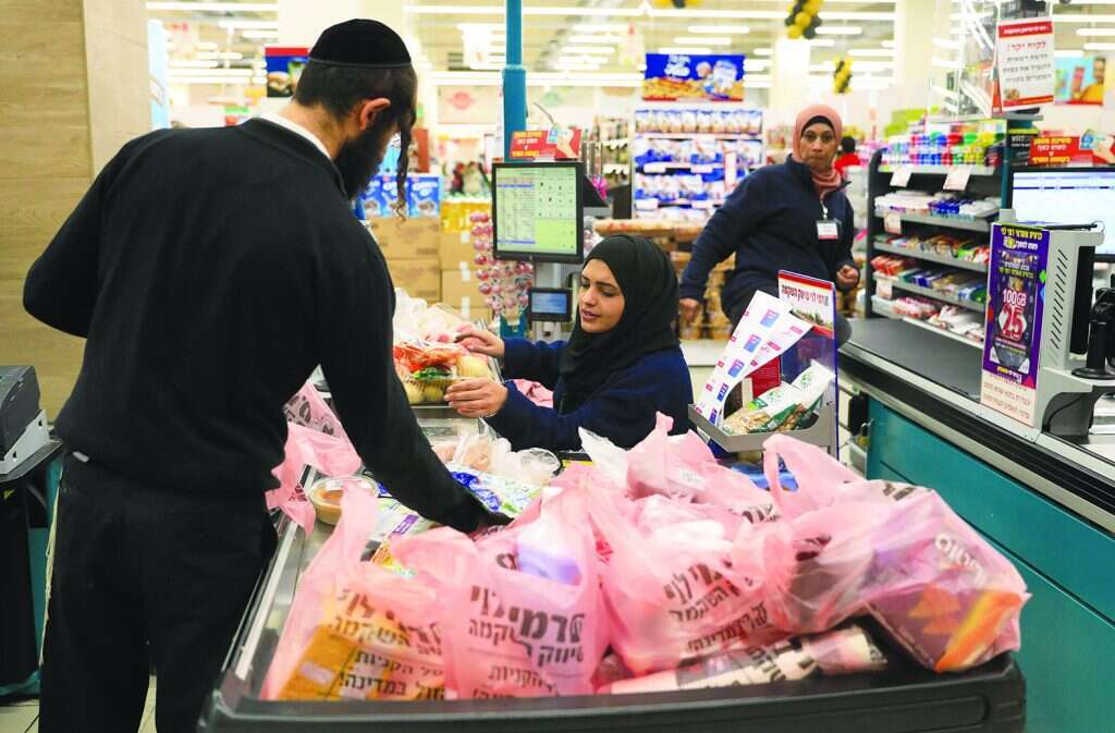 עובדות ולקוח בסניף רמי לוי בירושלים. | AFP