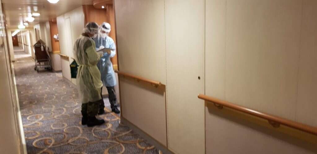 חיטוי וניקוי מסדרונות הספינה אחרי השעה שהוקצבה ליציאה אל הסיפון