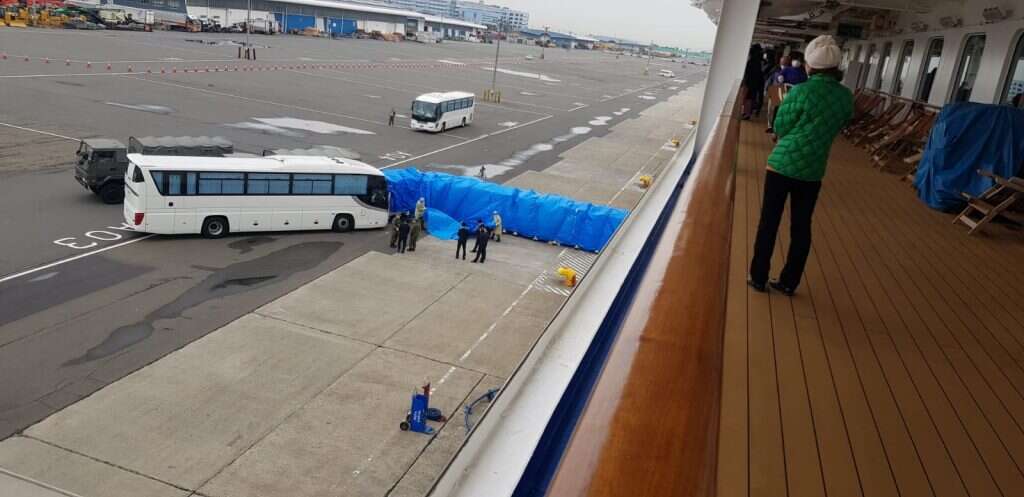 מאות נוסעי הספינה האמריקנים יוצאים מכאן חזרה לארה"ב. בינתיים אנחנו עוד כאן