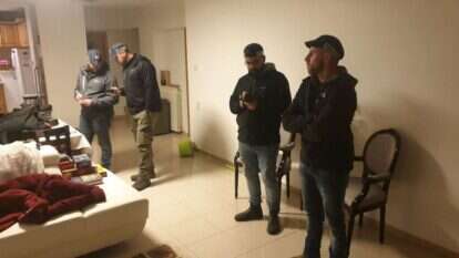 כוחות משטרה בביתו של ח"כ לשעבר יהודה גליק. | יהודה גליק