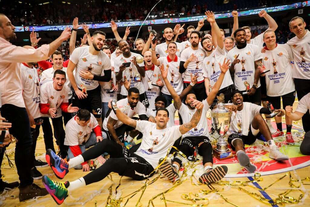 שחקני הפועל ירושלים עם הגביע. | פלאש 90