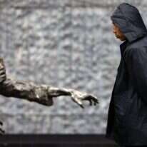 מחברי הספר מפנים אצבע מאשימה בעיקר כלפי ארצות הברית, שביקשה לקיים יחסי מסחר תקינים עם יפן בתום המלחמה. אנדרטת הזיכרון לקורבנות הטבח בנאנג'ינג, 2007. | AP