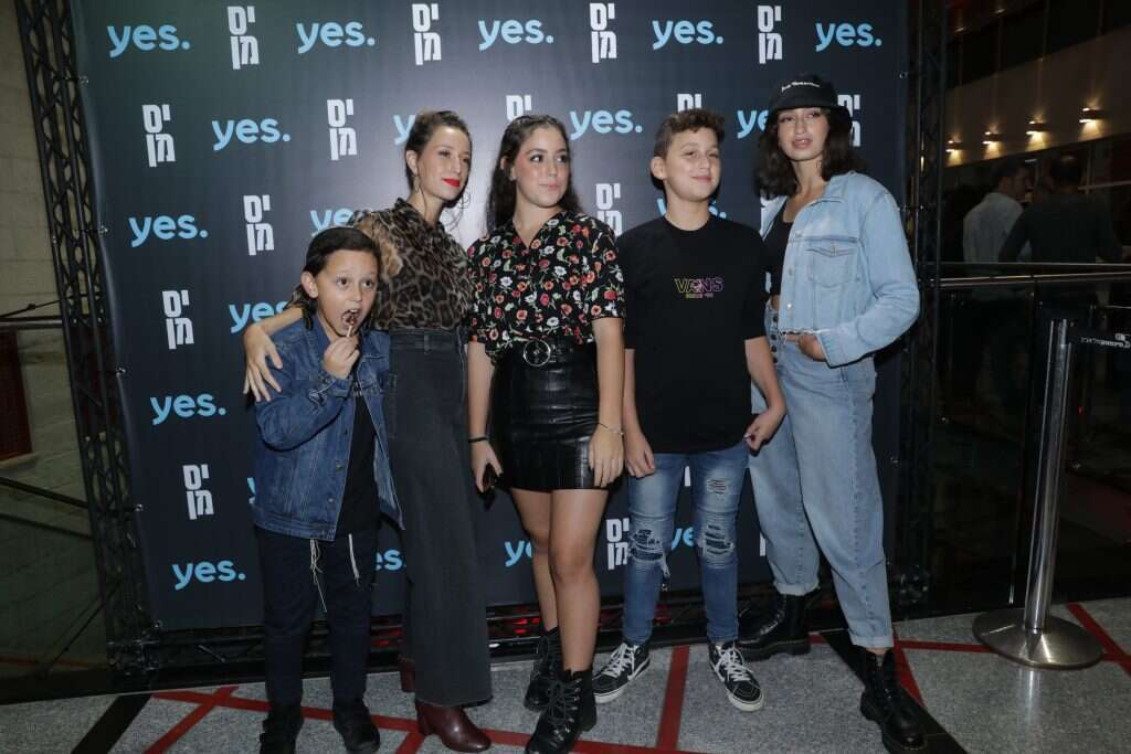 חלק מילדי משפחת דיין, בבכורה של "יס מן". | רפי דלויה