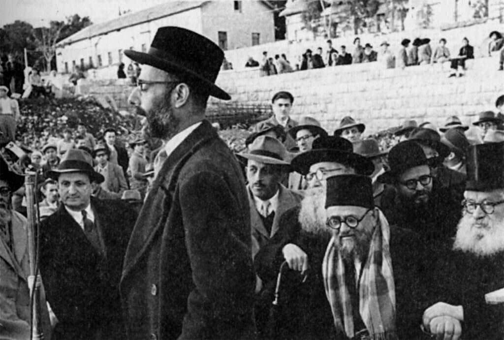 הנחת אבן הפינה לישיבה בשכונת גאולה, חנוכה 1954 . מימין לשמאל, הרבנים: יצחק הרצוג, אליעזר וולדנברג, עזרא עטיה, זלמן סורוצקין ויהודה צדקה (נואם) משמאל: הרב יצחק נסים