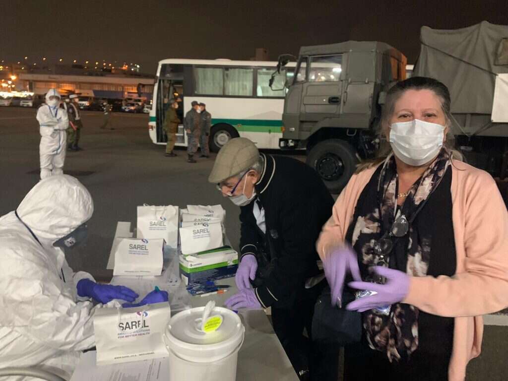 הישראלים עולים לאוטובוס. | שגרירות ישראל ביפן