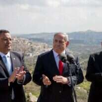 נתניהו בהר חומה עם יריב לוין ומשה ליאון, אתמול. | אוהד צויגנברג