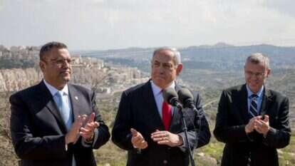 נתניהו בהר חומה עם יריב לוין ומשה ליאון, אתמול. | אוהד צויגנברג