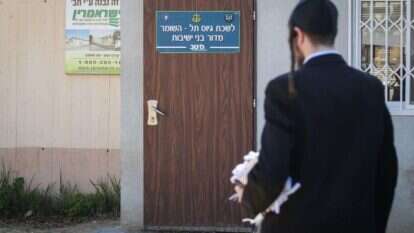 חרדים בלשכת הגיוס. | אבישג שאר-ישוב