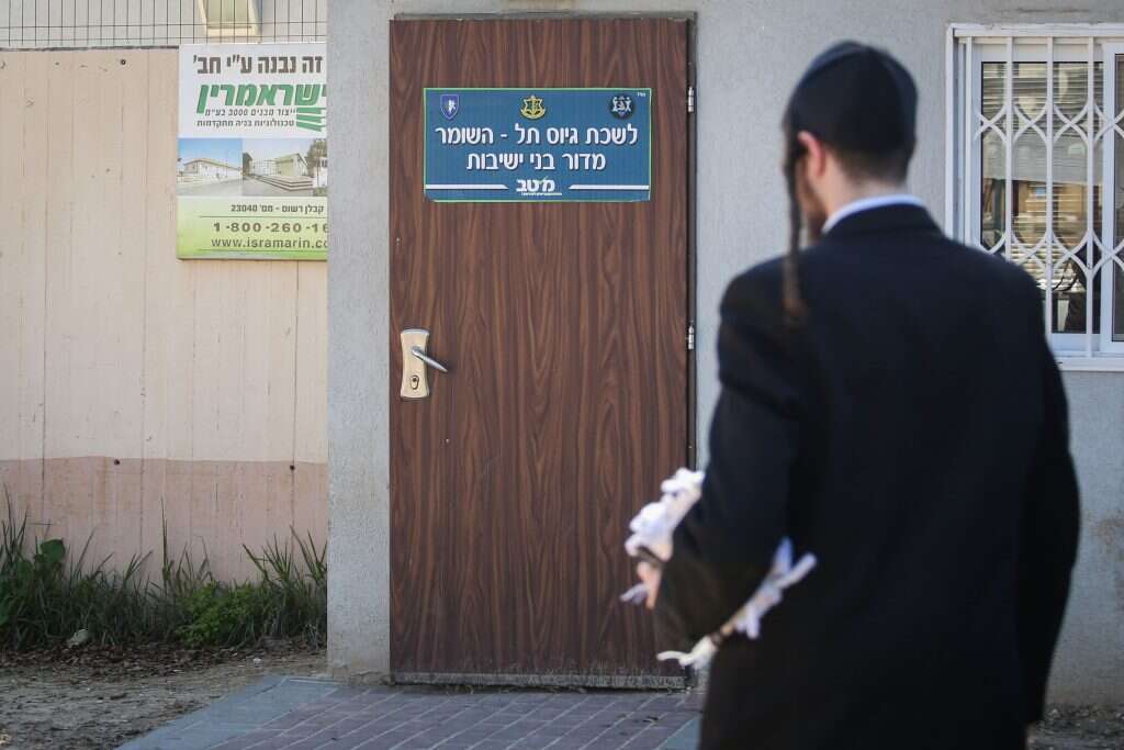 חרדים בלשכת הגיוס. | אבישג שאר-ישוב